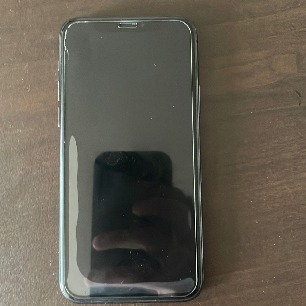 iPhone 11 Pro Max.Neuf batterie 92%.Je le vend car j’ai un nouveau téléphone. - Picture 1 of 2